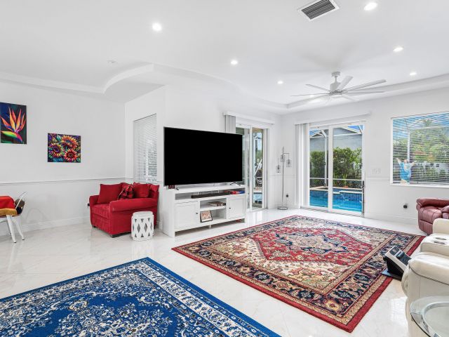 Продажа дома по адресу 951 NW 2nd Avenue - фото 6593152