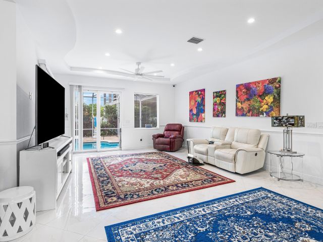 Продажа дома по адресу 951 NW 2nd Avenue - фото 6593153