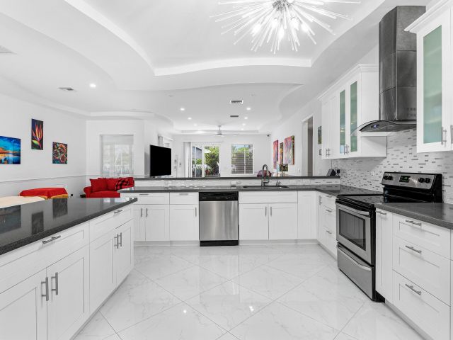 Продажа дома по адресу 951 NW 2nd Avenue - фото 6593154