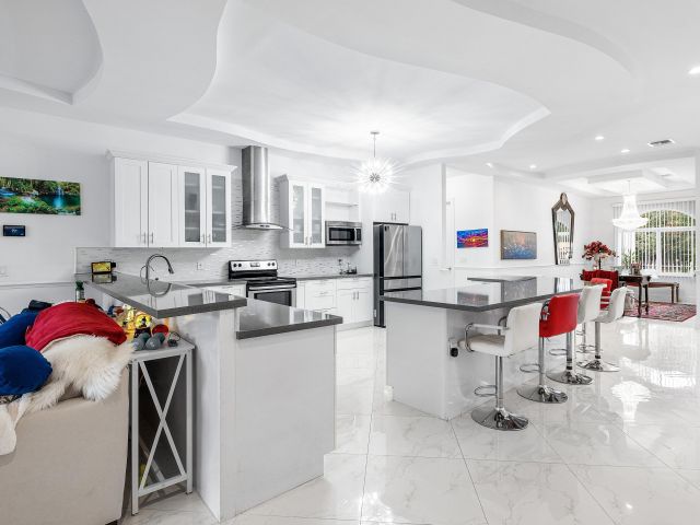 Продажа дома по адресу 951 NW 2nd Avenue - фото 6593157