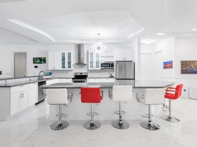 Продажа дома по адресу 951 NW 2nd Avenue - фото 6593158