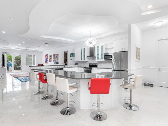 Продажа дома по адресу 951 NW 2nd Avenue - фото 6593159