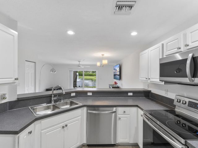 Дом в аренду по адресу 16129 Sierra Palms Drive - фото 6629416