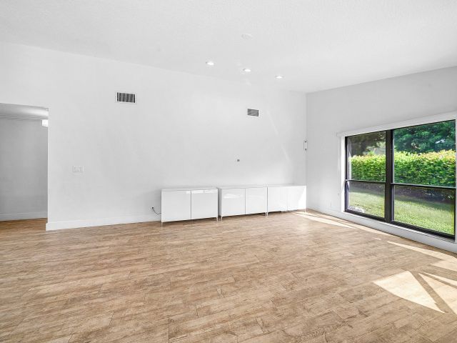 Продажа дома по адресу 3614 NW 23rd Terrace - фото 6603897