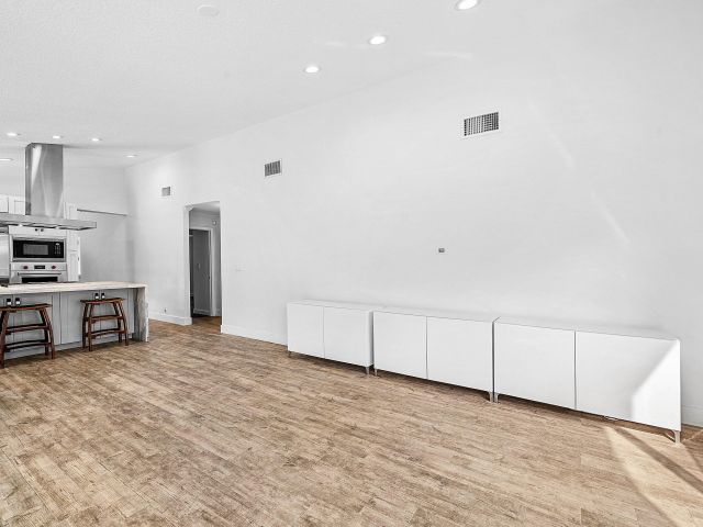 Продажа дома по адресу 3614 NW 23rd Terrace - фото 6603898