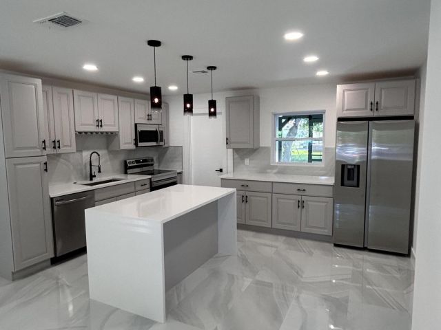 Продажа дома по адресу 4040 NE 4th. Avenue - фото 6688029