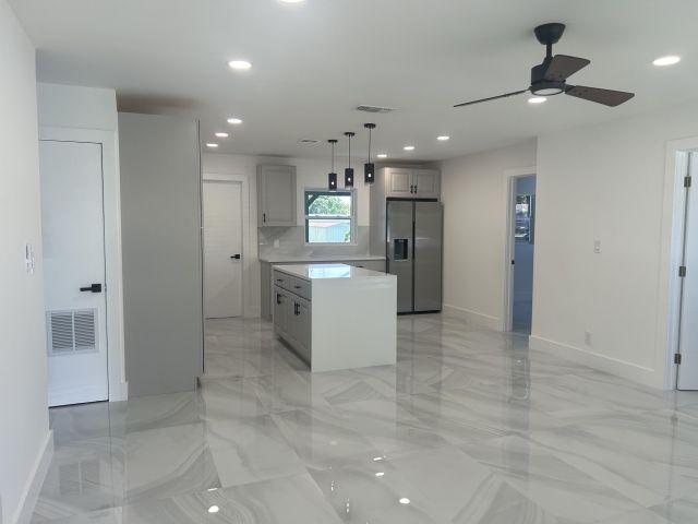 Продажа дома по адресу 4040 NE 4th. Avenue - фото 6688030