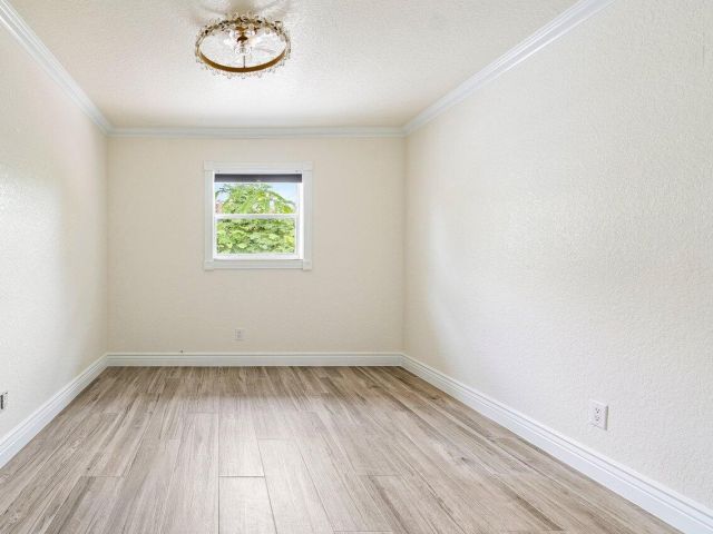 Дом в аренду по адресу 1301 SE 14 Drive - фото 6590607