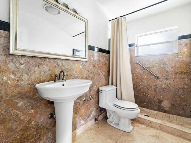 Дом в аренду по адресу 1301 SE 14 Drive - фото 6590608