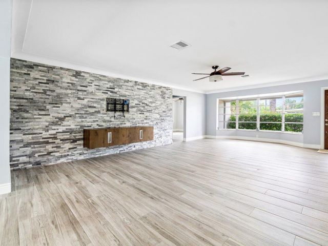 Дом в аренду по адресу 1301 SE 14 Drive - фото 6590620