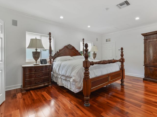 Продажа дома по адресу 2801 Embassy Drive - фото 6601652