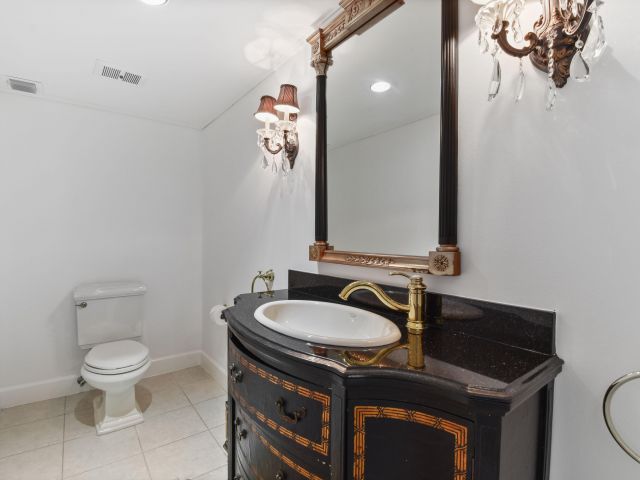 Продажа дома по адресу 2801 Embassy Drive - фото 6601653