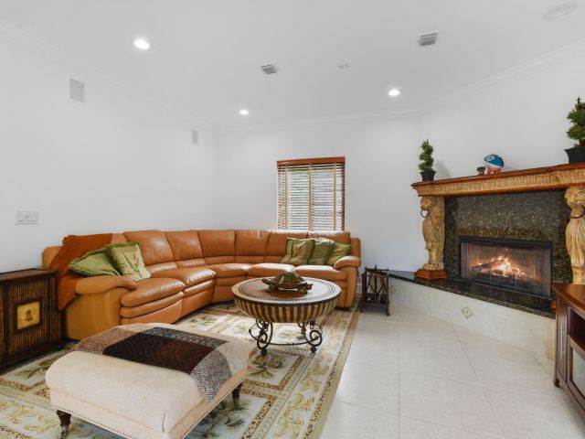 Продажа дома по адресу 2801 Embassy Drive - фото 6601654