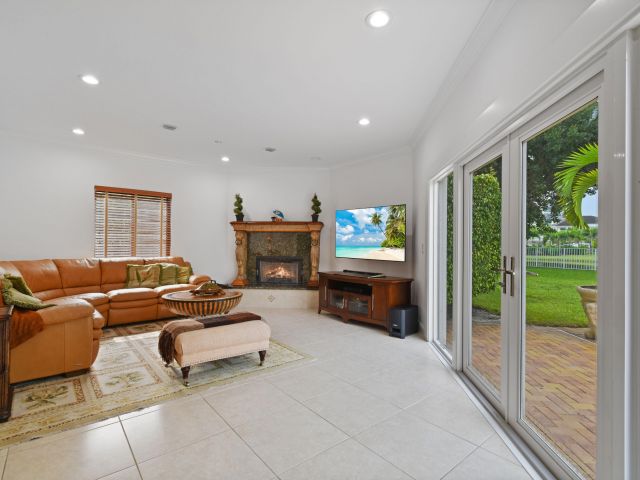 Продажа дома по адресу 2801 Embassy Drive - фото 6601655