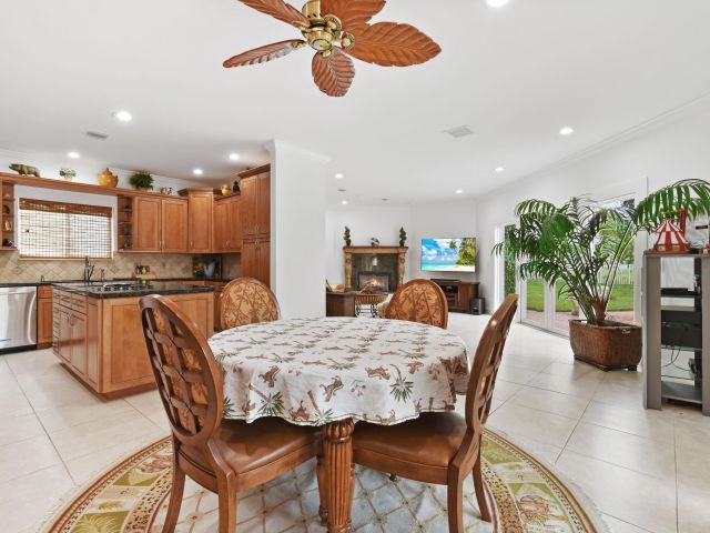 Продажа дома по адресу 2801 Embassy Drive - фото 6601656