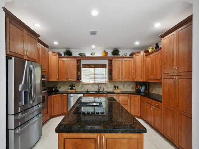 Продажа дома по адресу 2801 Embassy Drive - фото 6601657