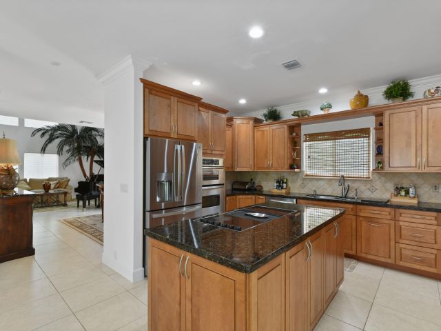 Продажа дома по адресу 2801 Embassy Drive - фото 6601658