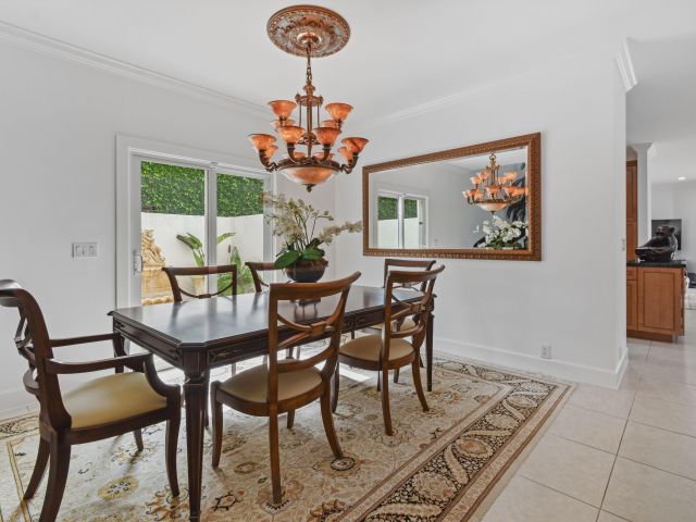 Продажа дома по адресу 2801 Embassy Drive - фото 6601660