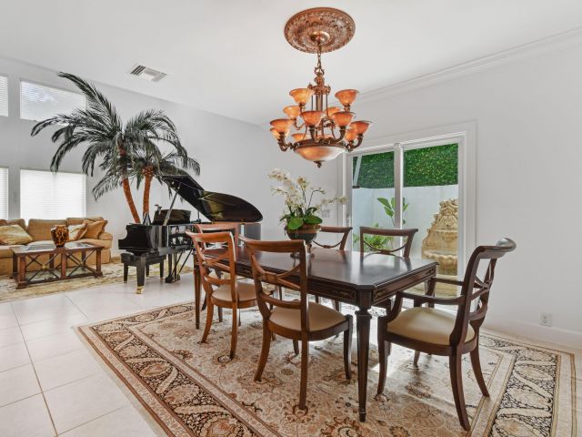 Продажа дома по адресу 2801 Embassy Drive - фото 6601661