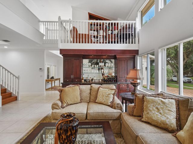 Продажа дома по адресу 2801 Embassy Drive - фото 6601662