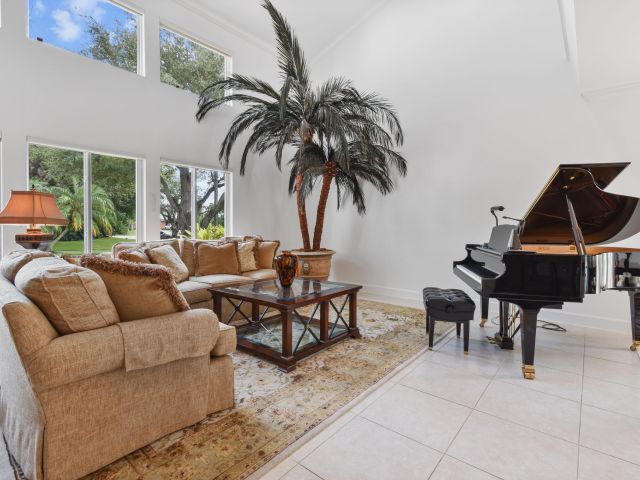 Продажа дома по адресу 2801 Embassy Drive - фото 6601663