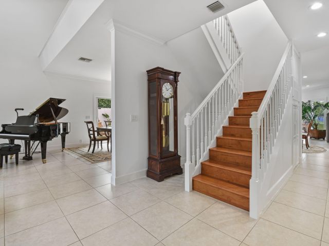 Продажа дома по адресу 2801 Embassy Drive - фото 6601664