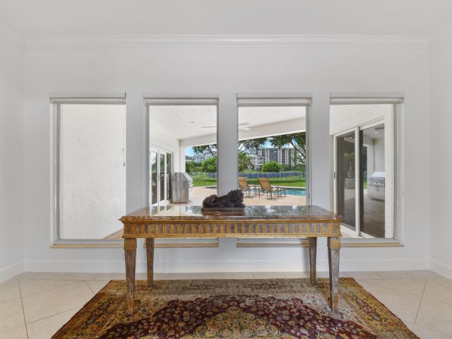 Продажа дома по адресу 2801 Embassy Drive - фото 6601666