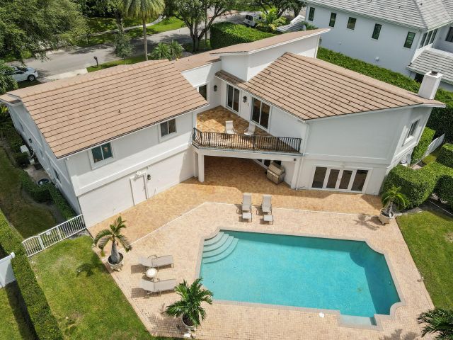 Продажа дома по адресу 2801 Embassy Drive - фото 6601668