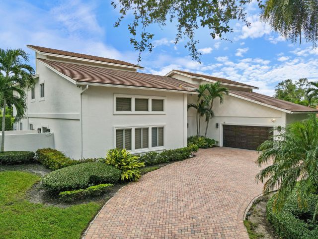 Продажа дома по адресу 2801 Embassy Drive - фото 6601669