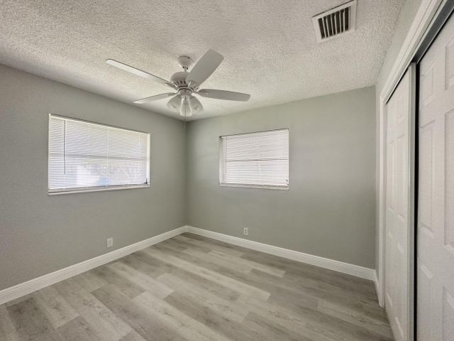 Дом в аренду по адресу 4371 NW 1st Terrace - фото 6590630