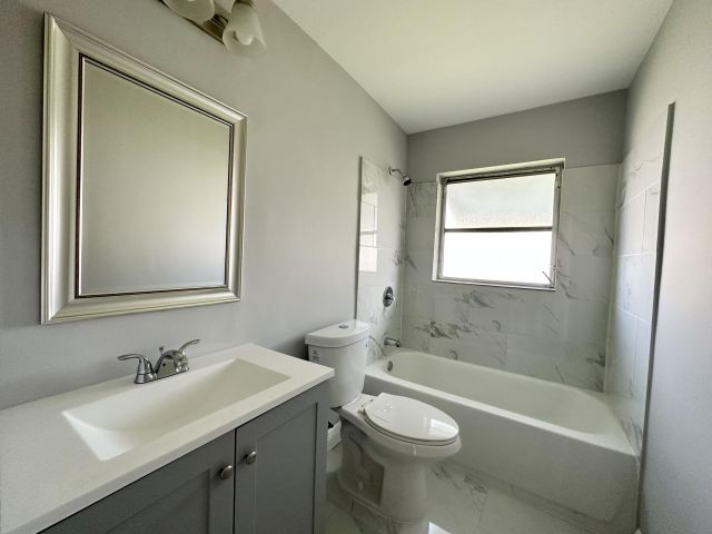 Дом в аренду по адресу 4371 NW 1st Terrace - фото 6590631