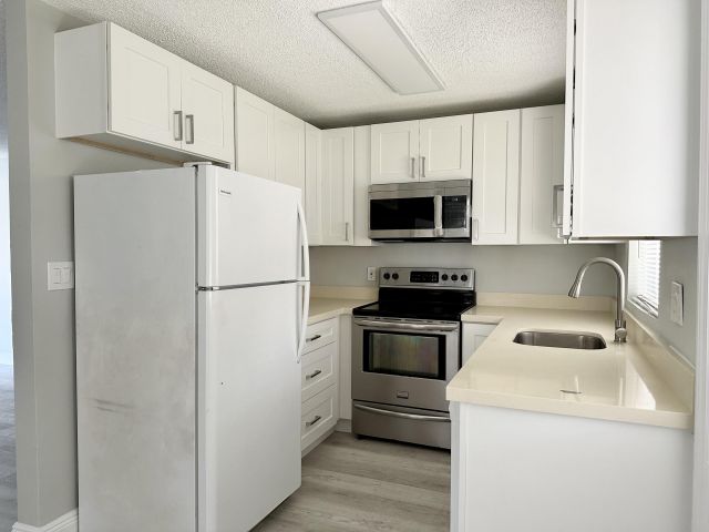 Дом в аренду по адресу 4371 NW 1st Terrace - фото 6590634