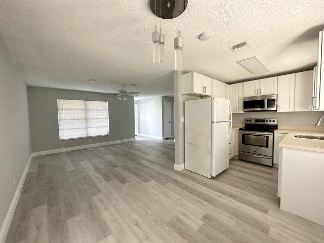 Дом в аренду по адресу 4371 NW 1st Terrace - фото 6590636