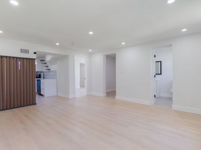 Дом в аренду по адресу 1108 W 33rd Street - фото 6590695