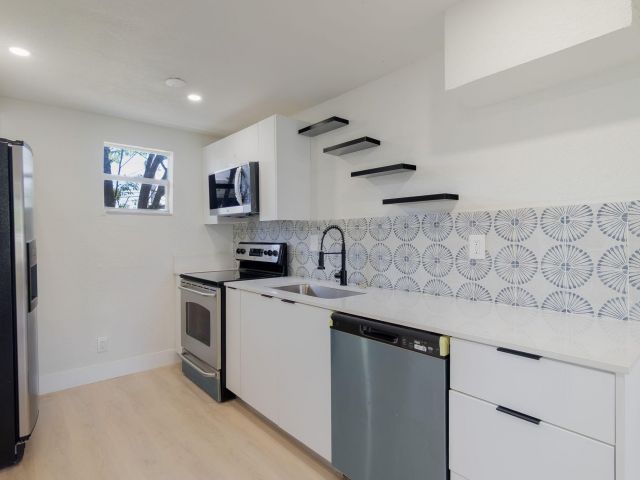 Дом в аренду по адресу 1108 W 33rd Street - фото 6590697