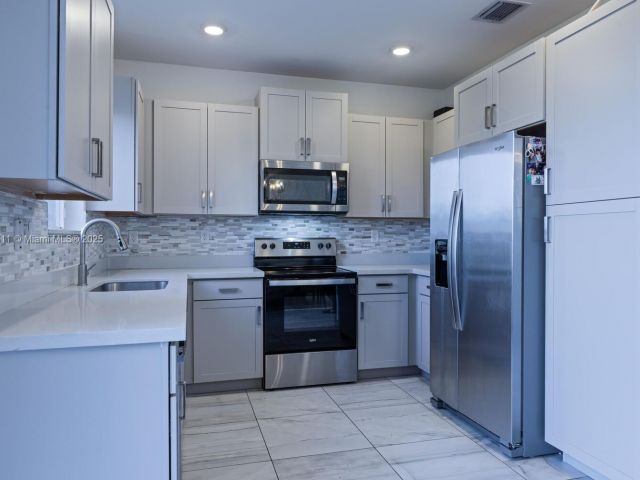 Дом в аренду по адресу 1014 SE 23rd Ave - фото 7455927