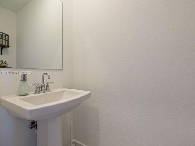 Дом в аренду по адресу 1014 SE 23rd Ave - фото 7455929