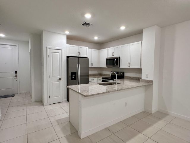 Дом в аренду по адресу 166 SE 5th Court - фото 6588803