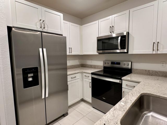 Дом в аренду по адресу 166 SE 5th Court - фото 6588804