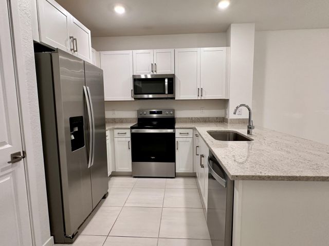 Дом в аренду по адресу 166 SE 5th Court - фото 6588805