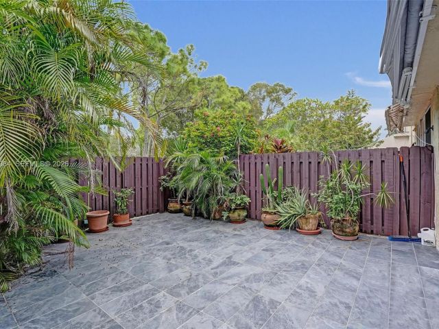 Продажа дома по адресу 2220 NE 11th St - фото 6599336