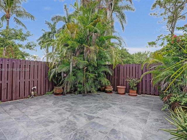 Продажа дома по адресу 2220 NE 11th St - фото 6599337