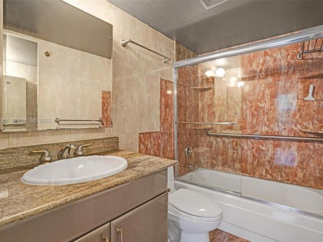 Продажа дома по адресу 2220 NE 11th St - фото 6599341