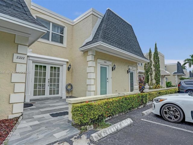 Продажа дома по адресу 2220 NE 11th St - фото 6599342