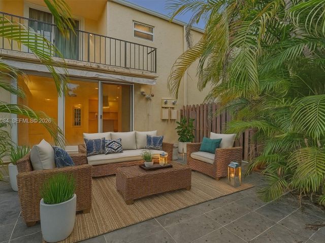 Продажа дома по адресу 2220 NE 11th St - фото 6599344