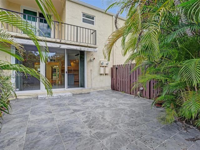 Продажа дома по адресу 2220 NE 11th St - фото 6599345