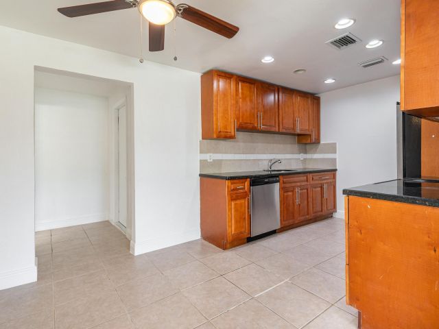 Дом в аренду по адресу 5615 Simms Street Street - фото 6599386