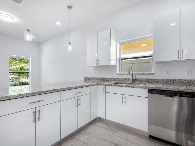 Дом в аренду по адресу 2827 Saranac Avenue - фото 6599236