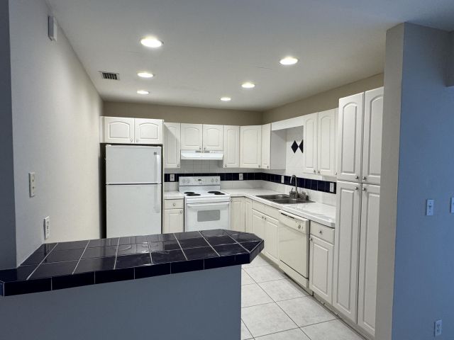 Дом в аренду по адресу 300 NE 31st Street - фото 6601094