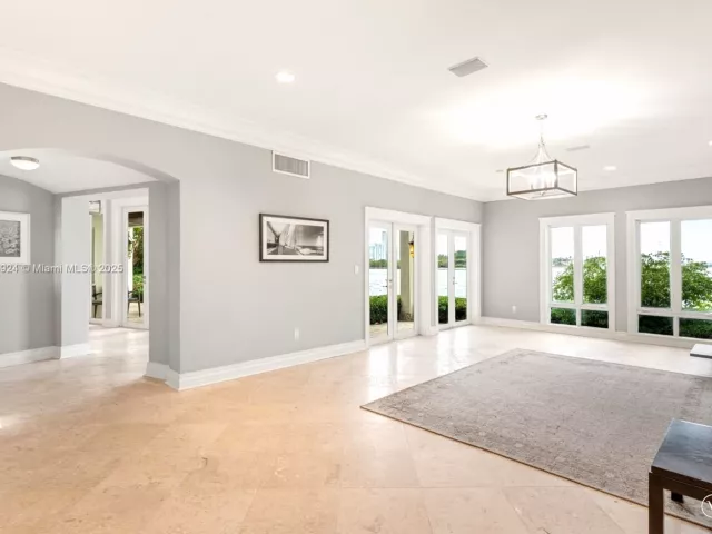 Дом в аренду по адресу 11 E Rivo Alto Dr - фото 6599313